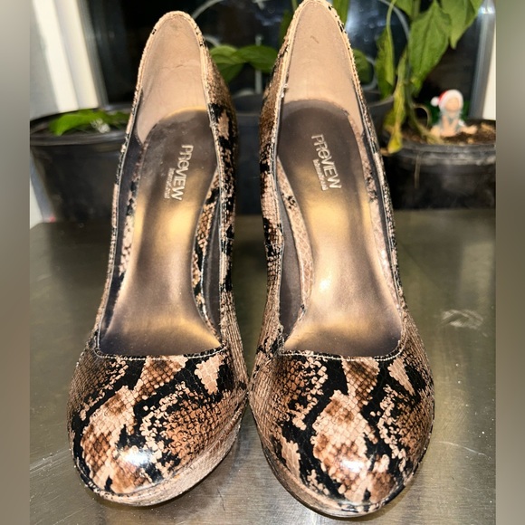 Preview international women’s heels size 7.5 snake print - Picture 2 of 8